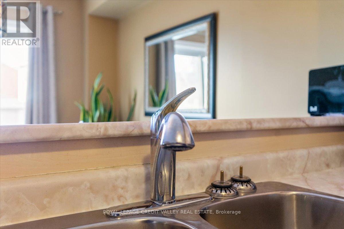 210 Marilyn Street, Shelburne, ON - Indoor Photo Showing Kitchen With Double Sink