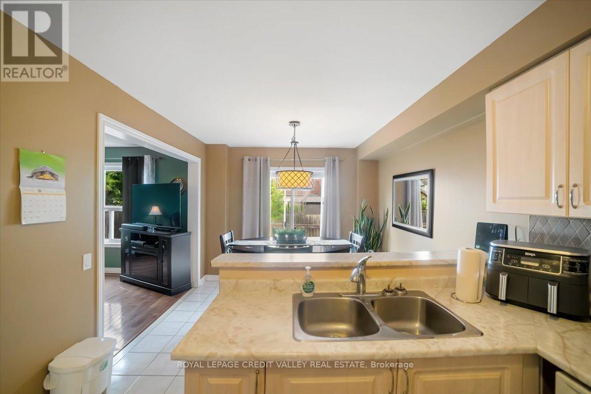 210 Marilyn Street, Shelburne, ON - Indoor Photo Showing Kitchen With Double Sink