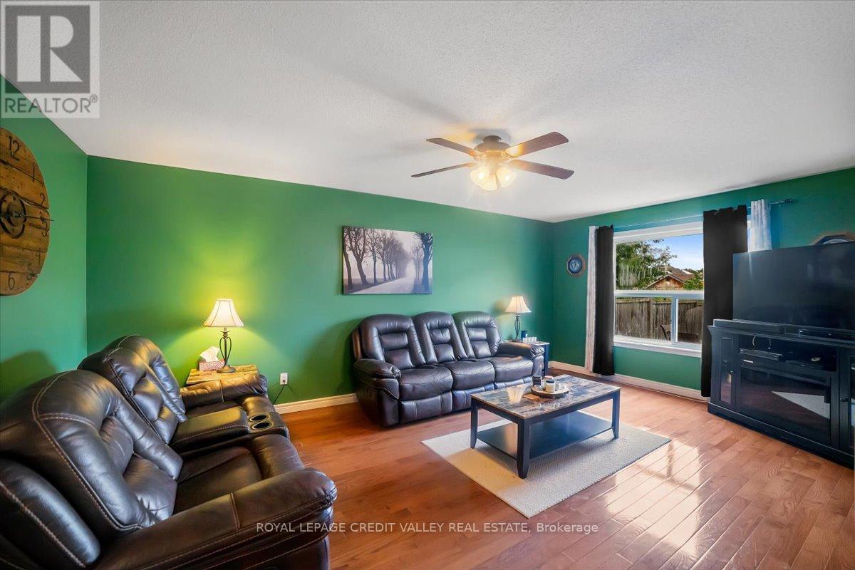 210 Marilyn Street, Shelburne, ON - Indoor Photo Showing Living Room