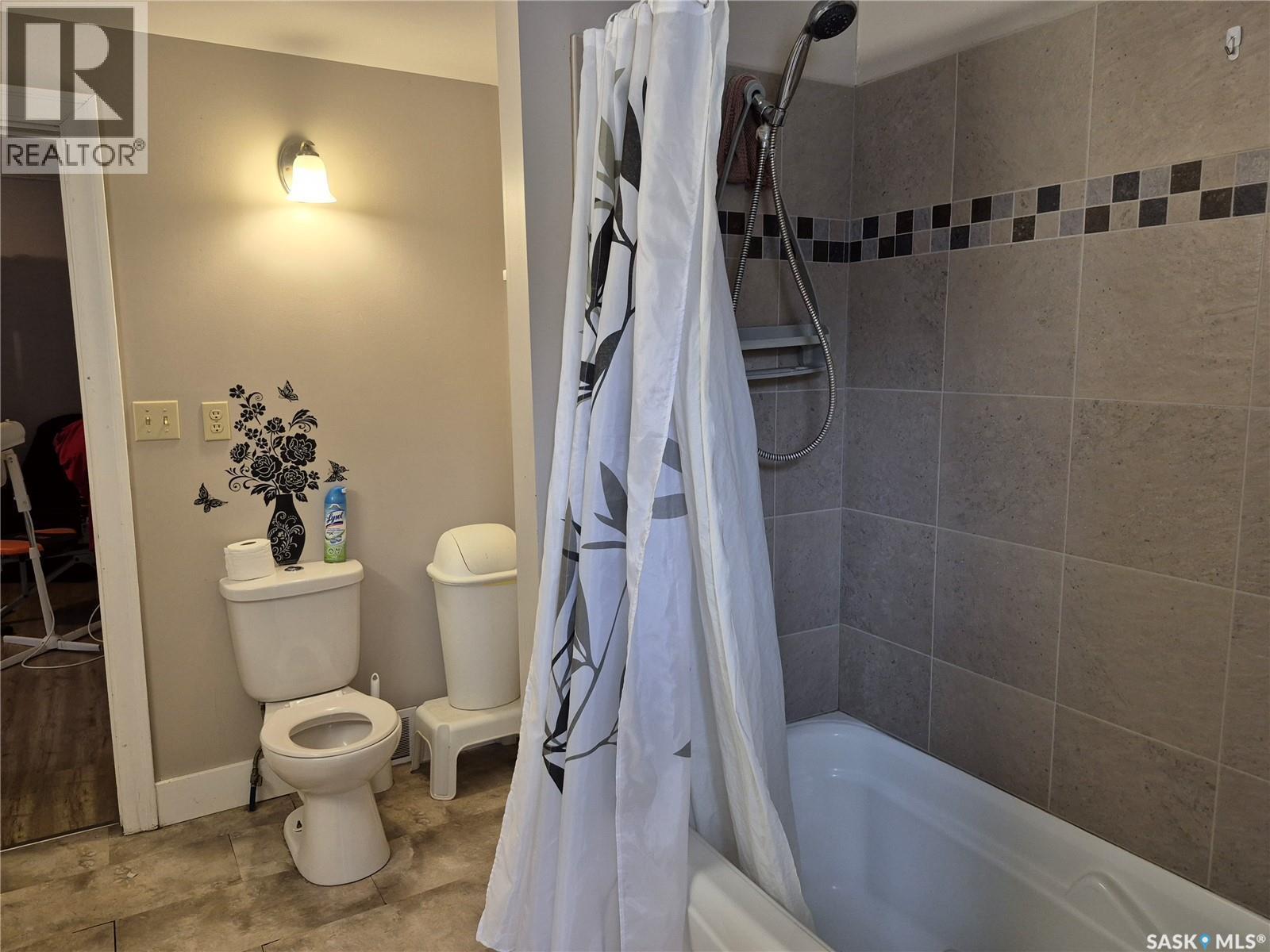 137 2Nd Street W, Ponteix, SK - Indoor Photo Showing Bathroom