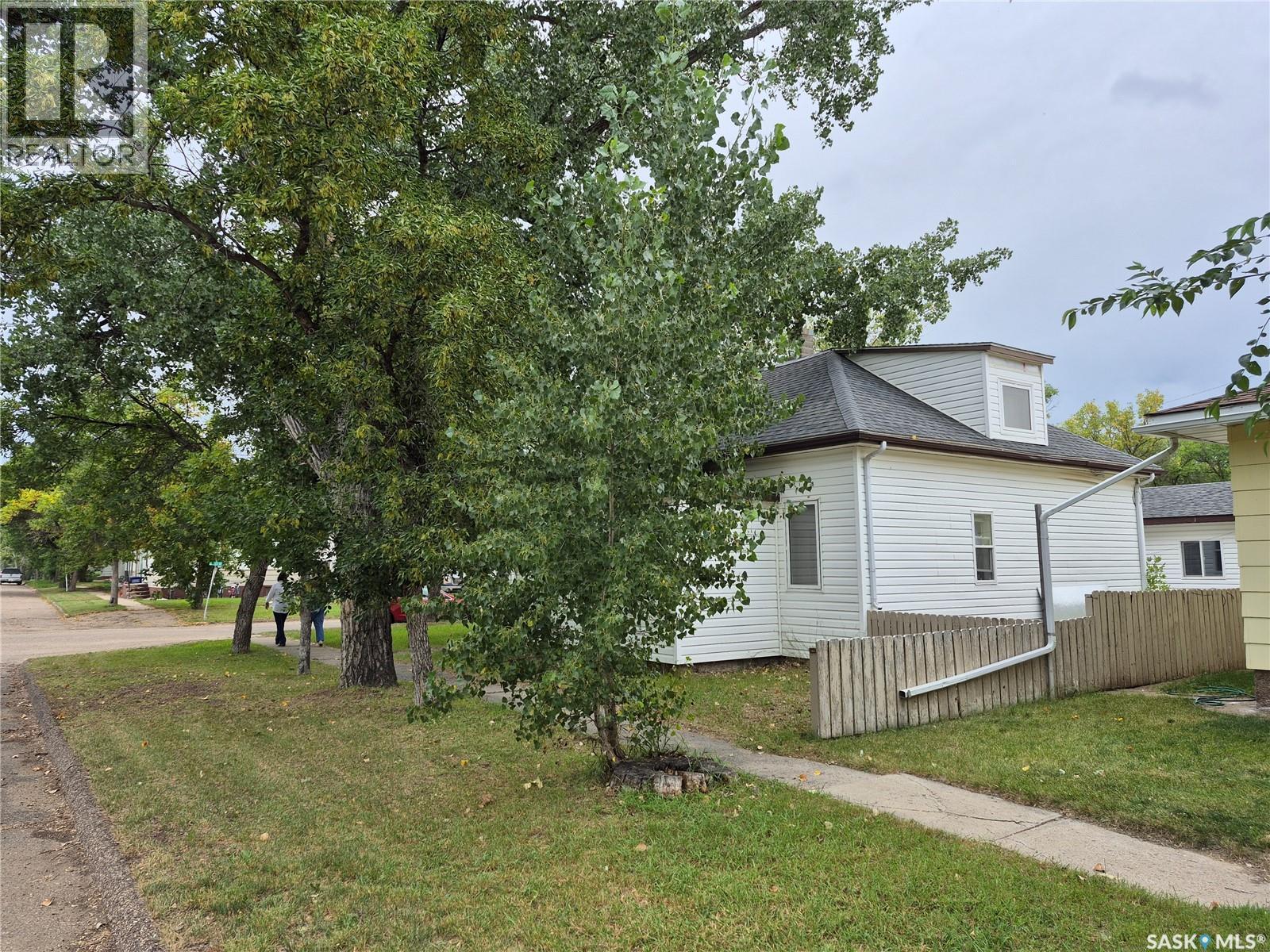 137 2Nd Street W, Ponteix, SK - Outdoor