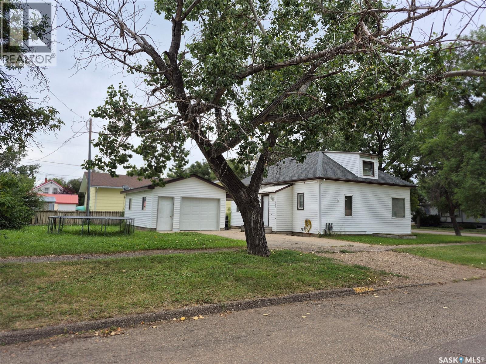 137 2Nd Street W, Ponteix, SK - Outdoor