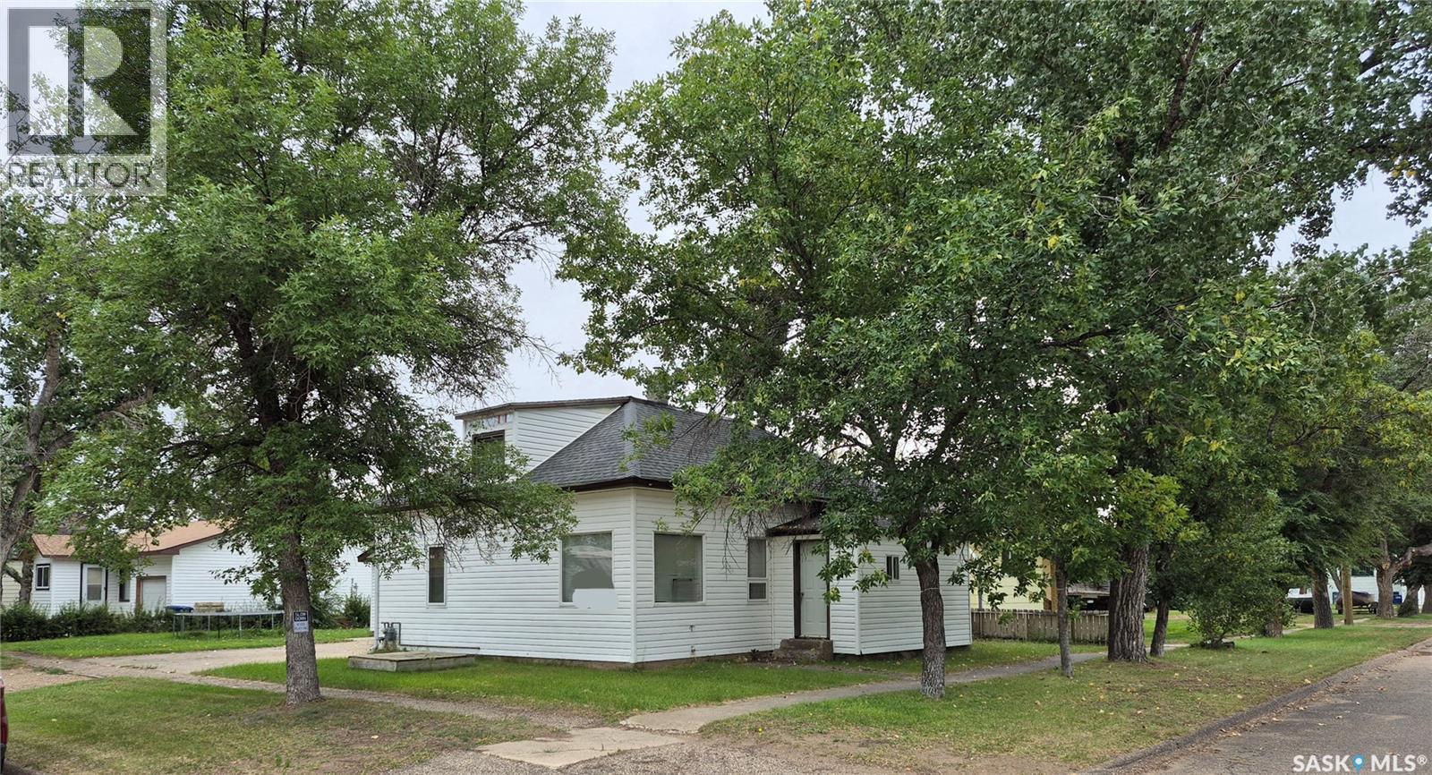 137 2Nd Street W, Ponteix, SK
