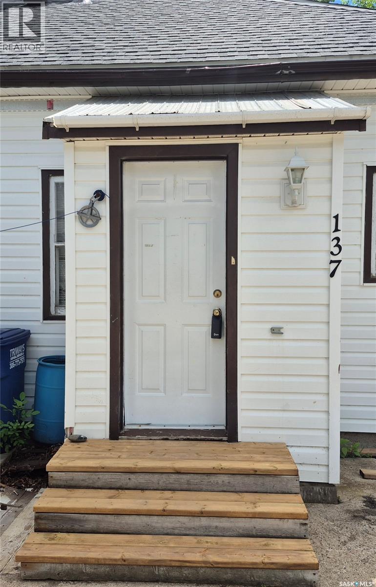 137 2Nd Street W, Ponteix, SK