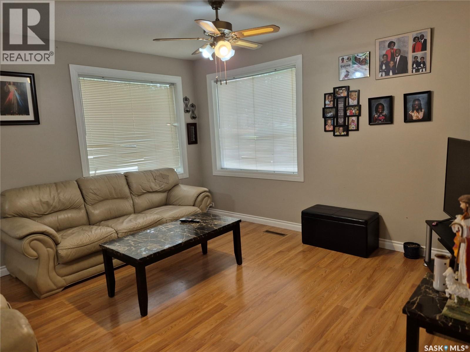 137 2Nd Street W, Ponteix, SK - Indoor Photo Showing Living Room