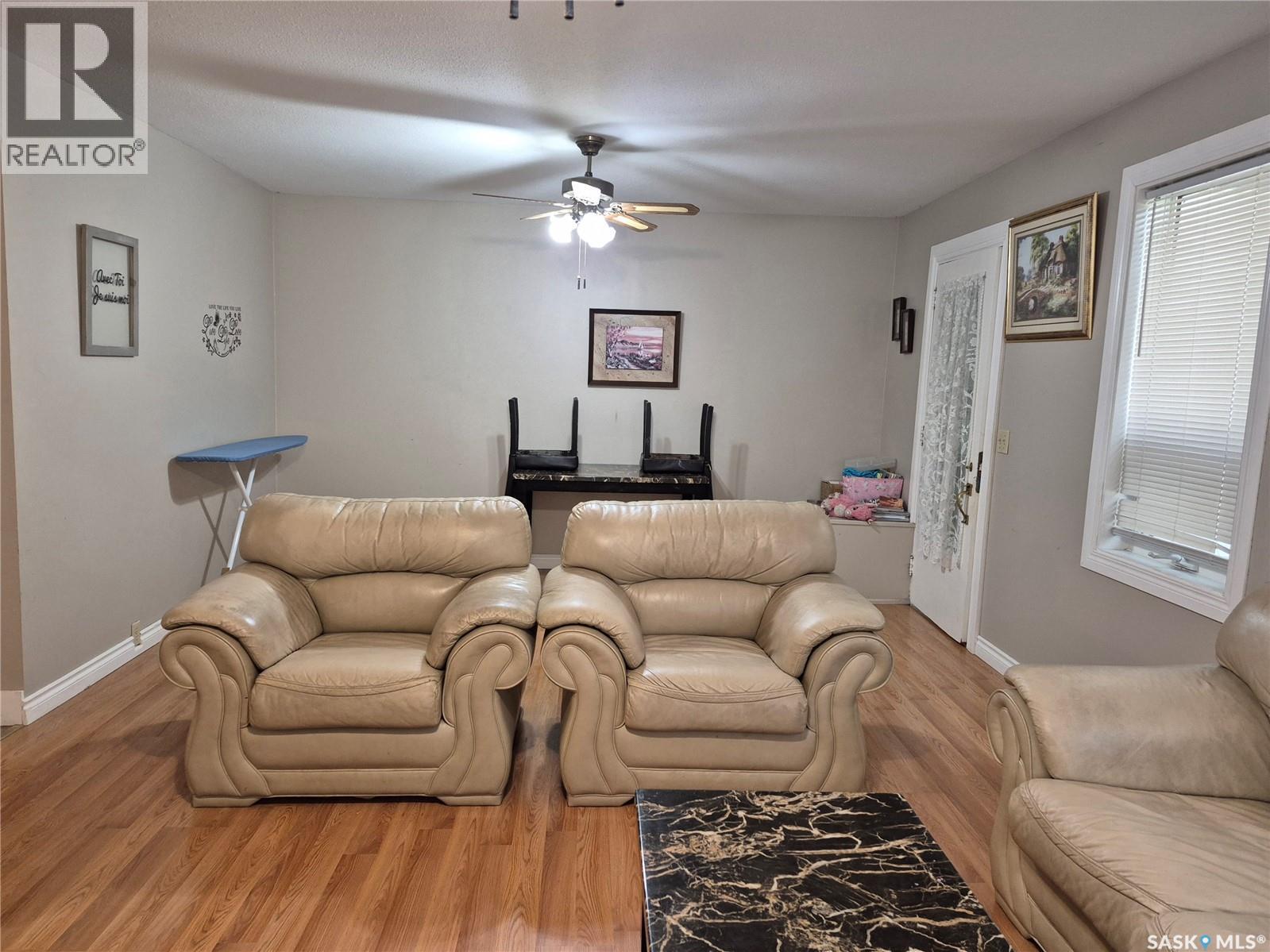 137 2Nd Street W, Ponteix, SK - Indoor Photo Showing Living Room