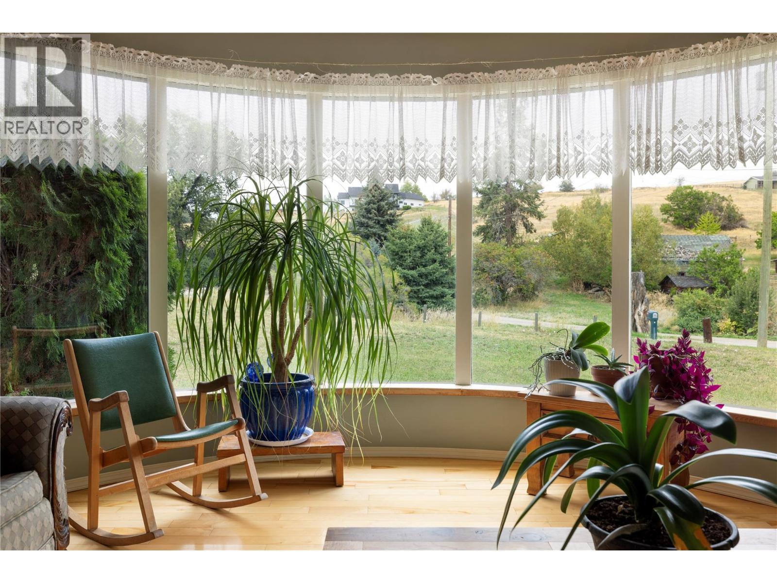 Frontal living room - 10108 Venables Drive, Coldstream, BC - Indoor