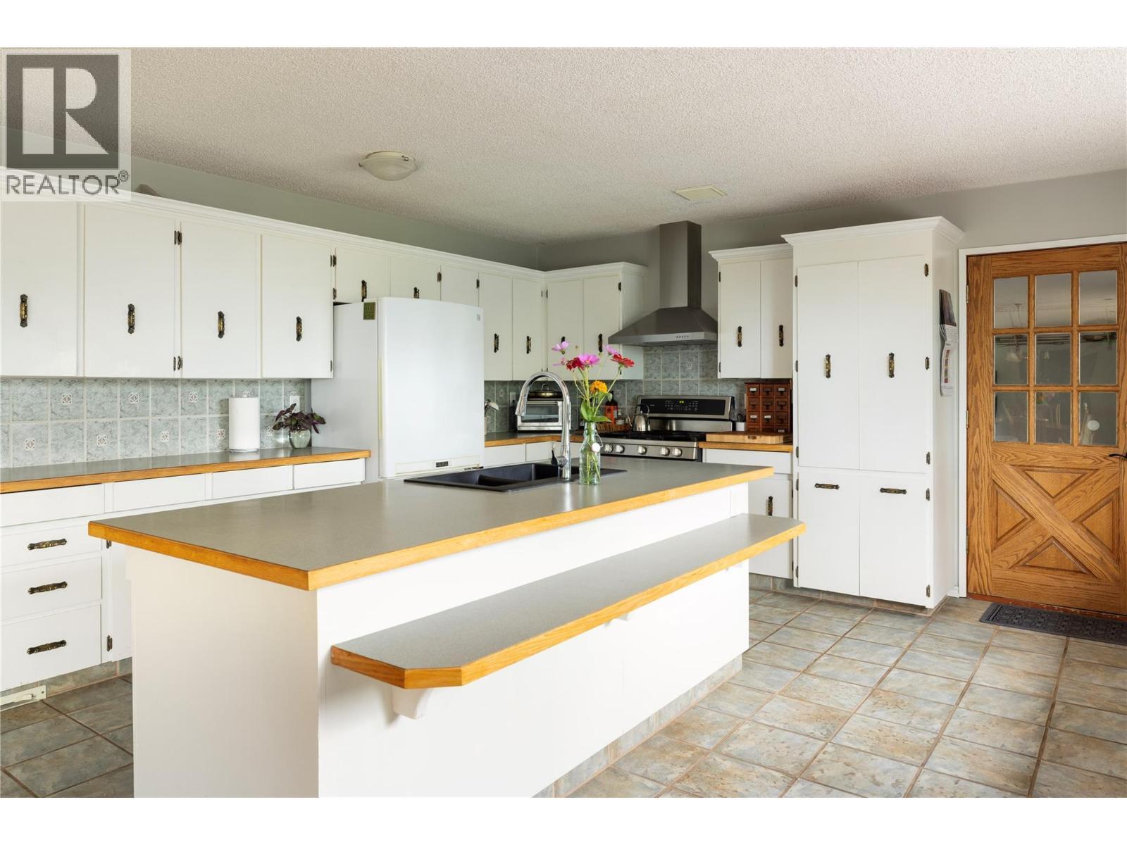 Abundance of cabinetry - 10108 Venables Drive, Coldstream, BC - Indoor Photo Showing Kitchen