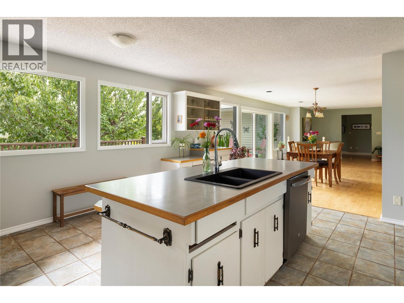 lots of counter space - 10108 Venables Drive, Coldstream, BC - Indoor Photo Showing Kitchen With Double Sink