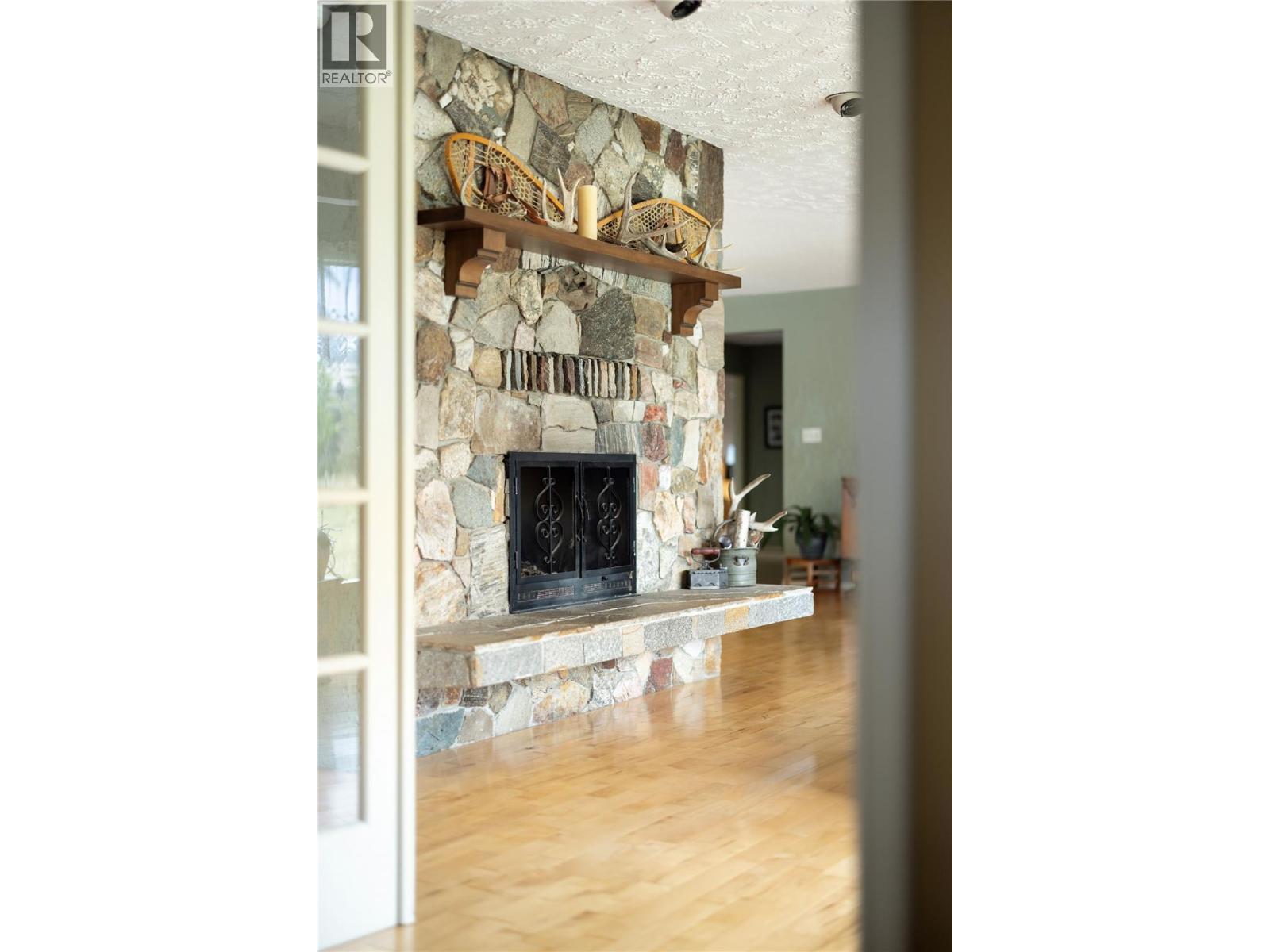 10108 Venables Drive, Coldstream, BC - Indoor With Fireplace