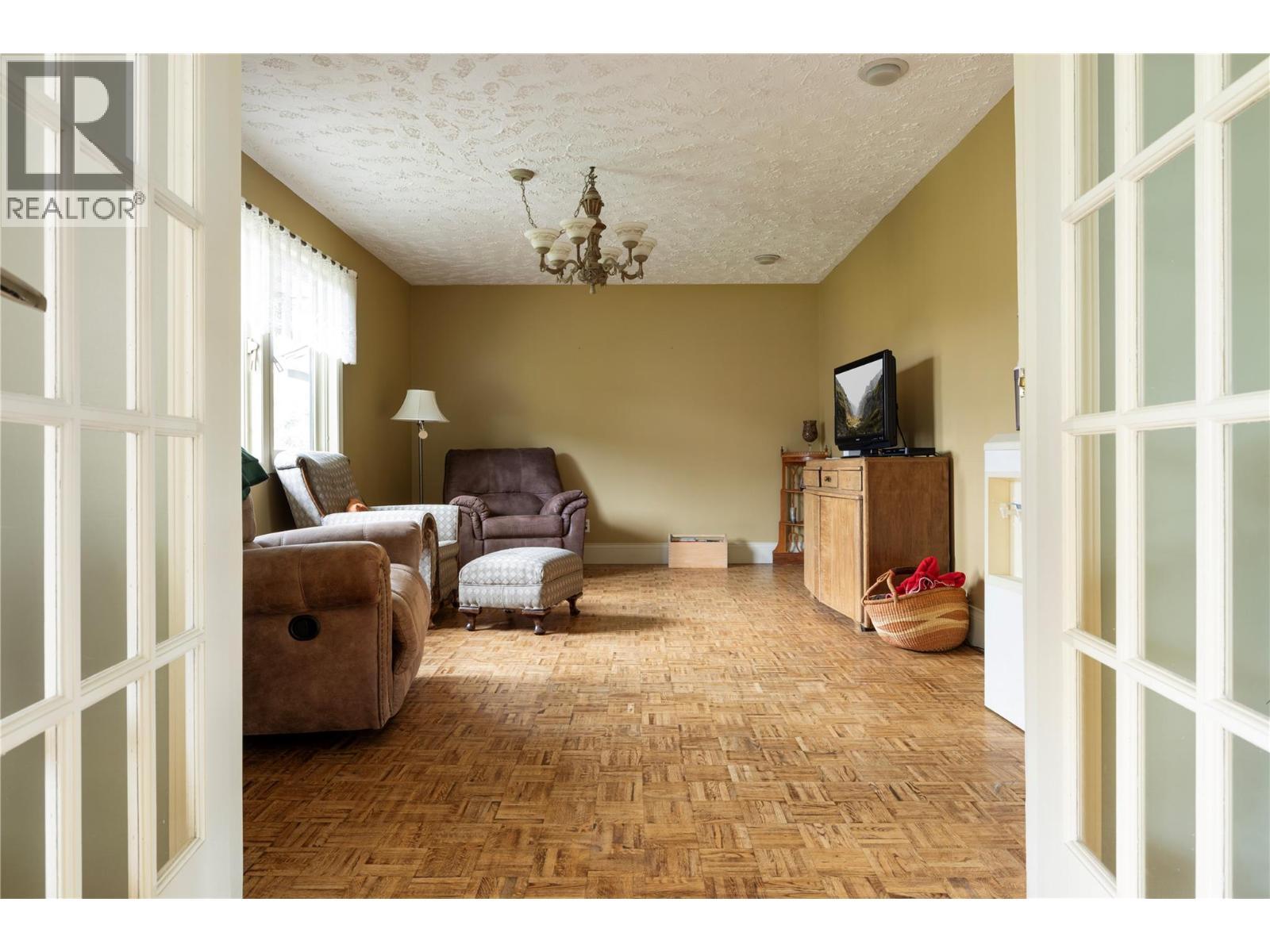 Formal living room - 10108 Venables Drive, Coldstream, BC - Indoor