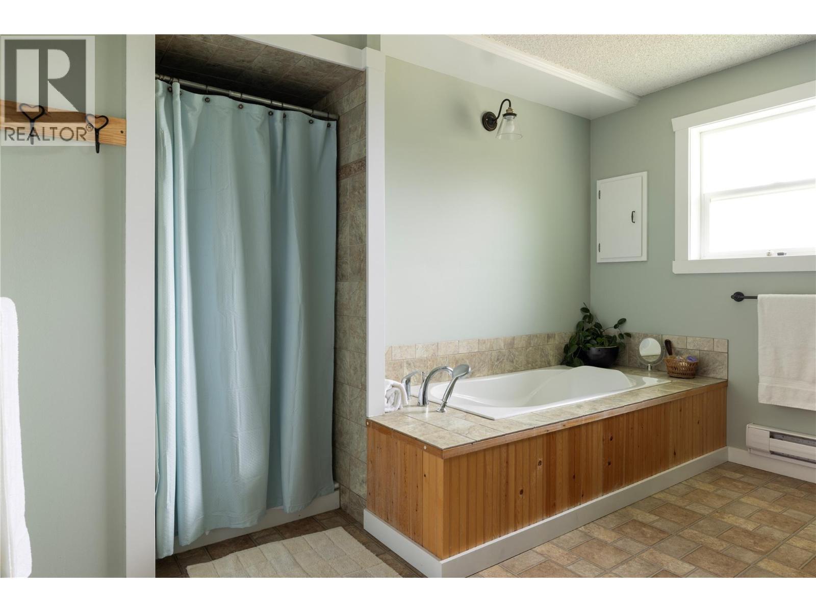4 piece ensuite - 10108 Venables Drive, Coldstream, BC - Indoor Photo Showing Bathroom
