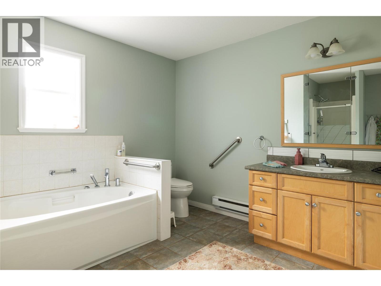 Large Bathroom in Primary Suite - 10108 Venables Drive, Coldstream, BC - Indoor Photo Showing Bathroom