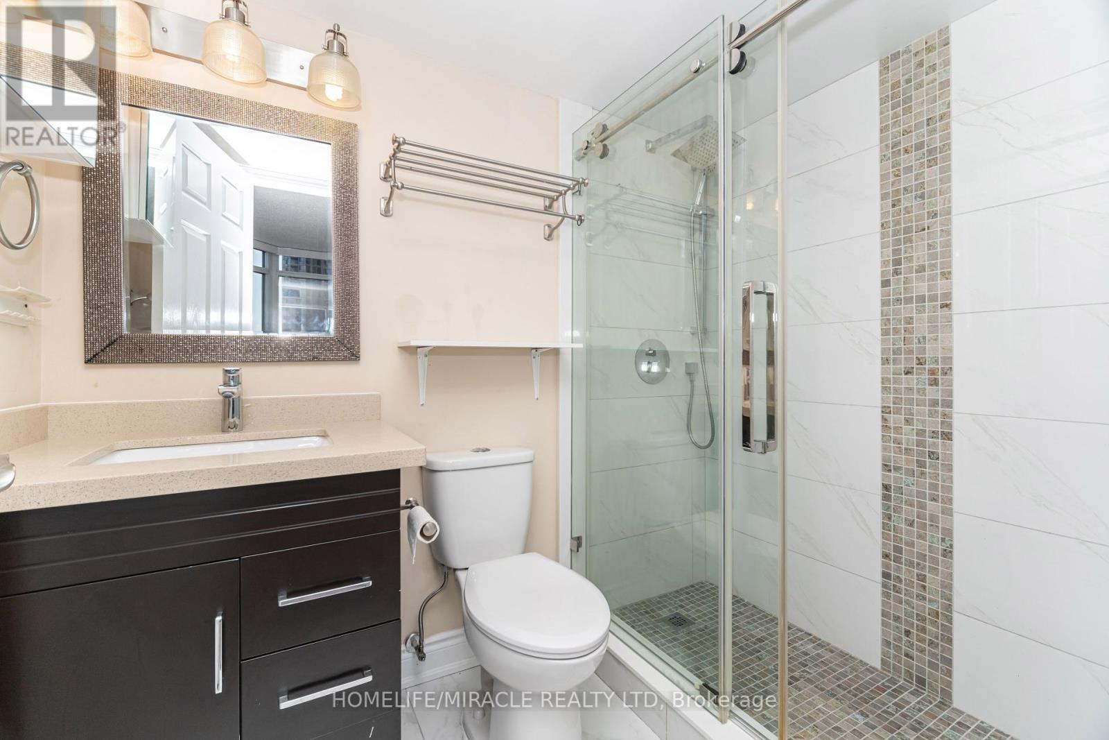 803 - 35 Kingsbridge Garden Circle, Mississauga, ON - Indoor Photo Showing Bathroom