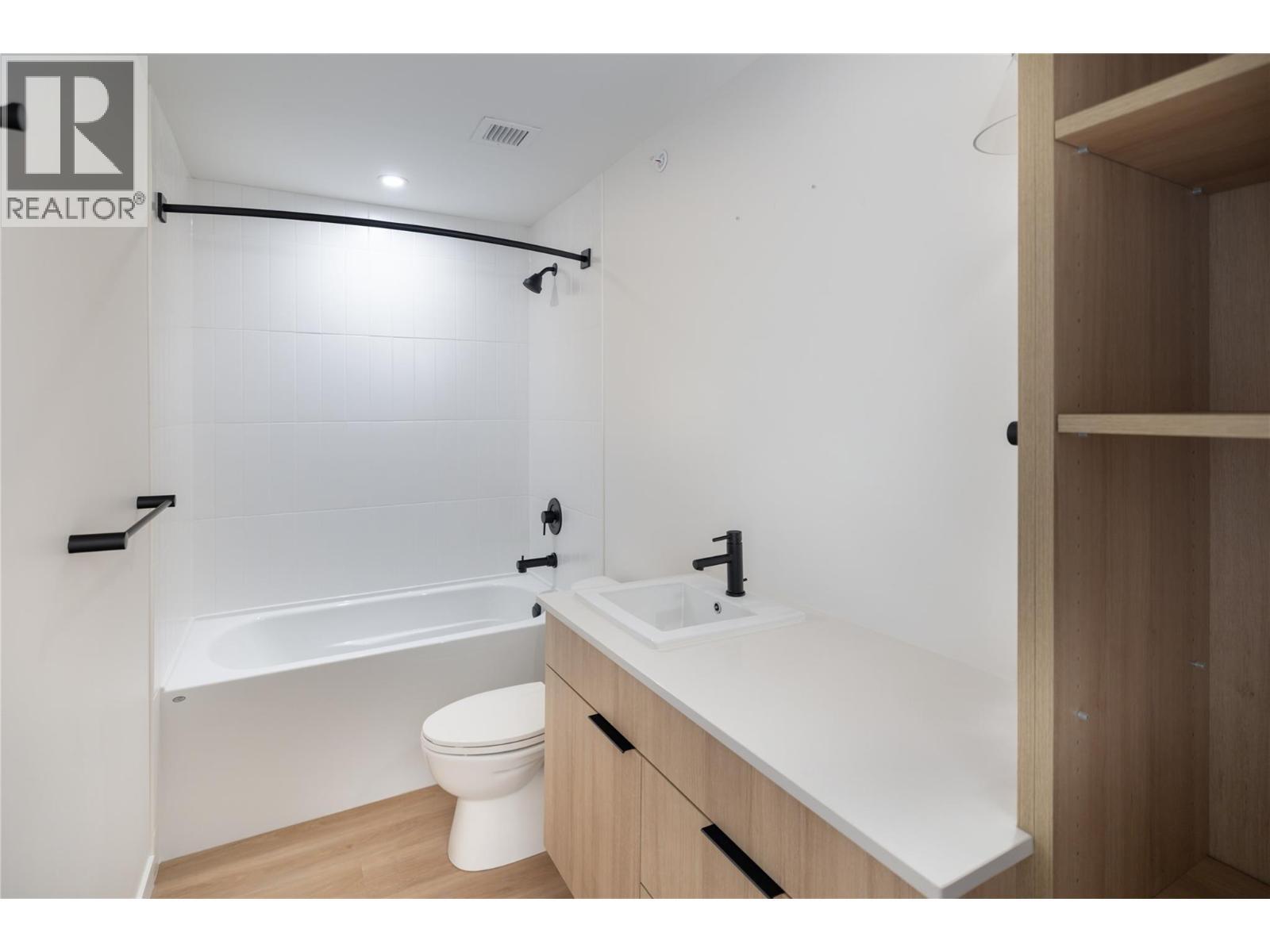 604 Cawston Avenue Unit# 615, Kelowna, BC - Indoor Photo Showing Bathroom