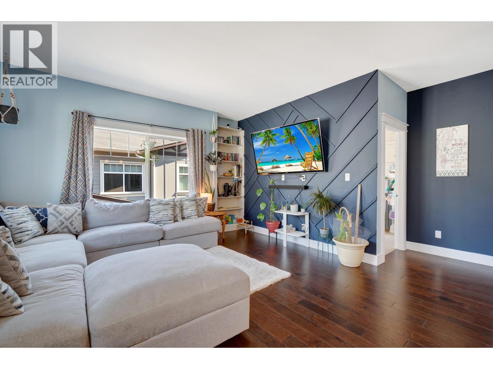 3606 25 Avenue Unit# 107, Vernon, BC - Indoor Photo Showing Living Room With Fireplace