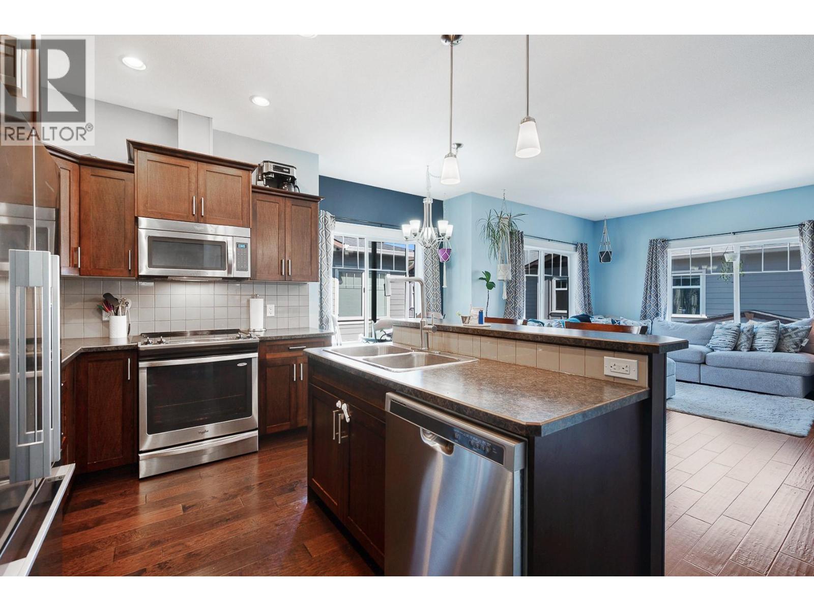 3606 25 Avenue Unit# 107, Vernon, BC - Indoor Photo Showing Kitchen With Double Sink