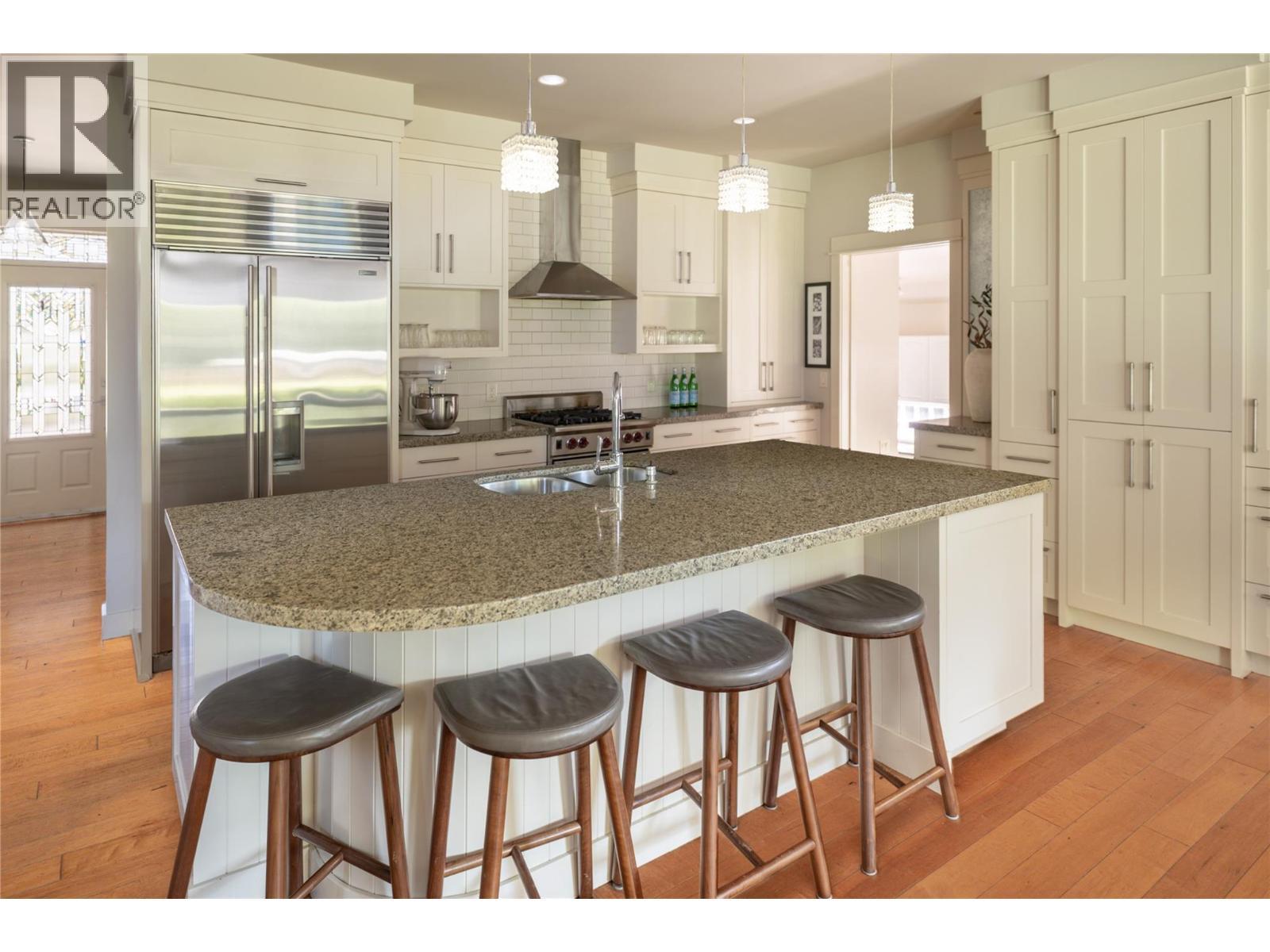 529 Knowles Road, Kelowna, BC - Indoor Photo Showing Kitchen With Double Sink With Upgraded Kitchen