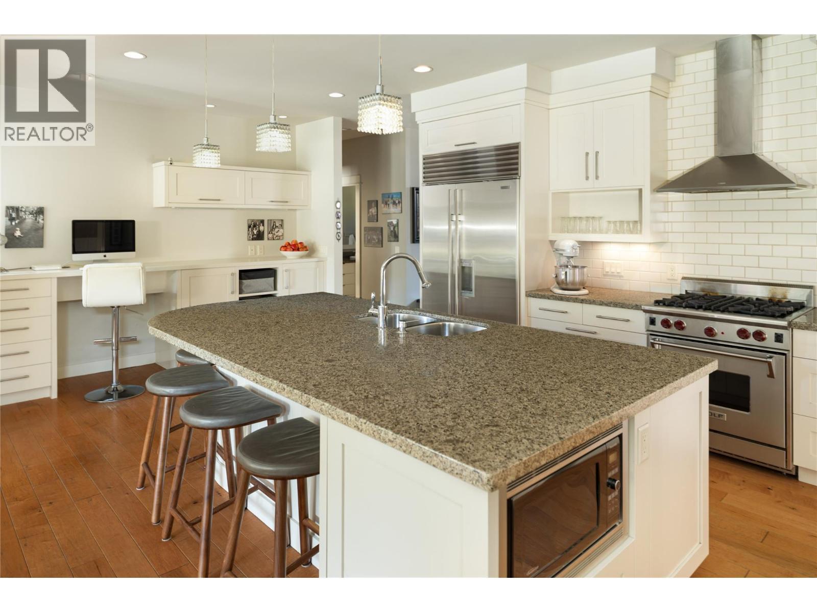 529 Knowles Road, Kelowna, BC - Indoor Photo Showing Kitchen With Double Sink With Upgraded Kitchen