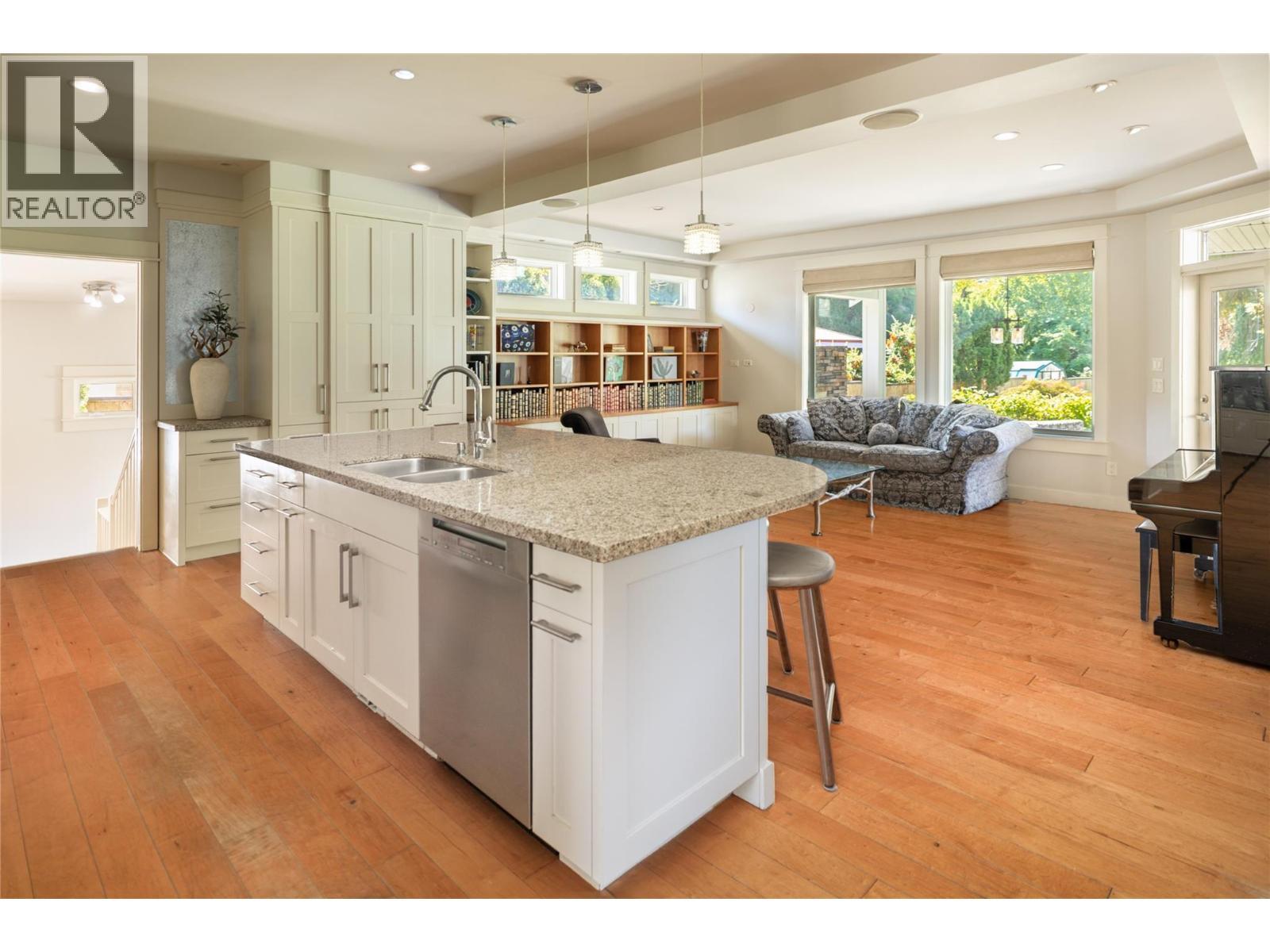 529 Knowles Road, Kelowna, BC - Indoor Photo Showing Kitchen With Double Sink