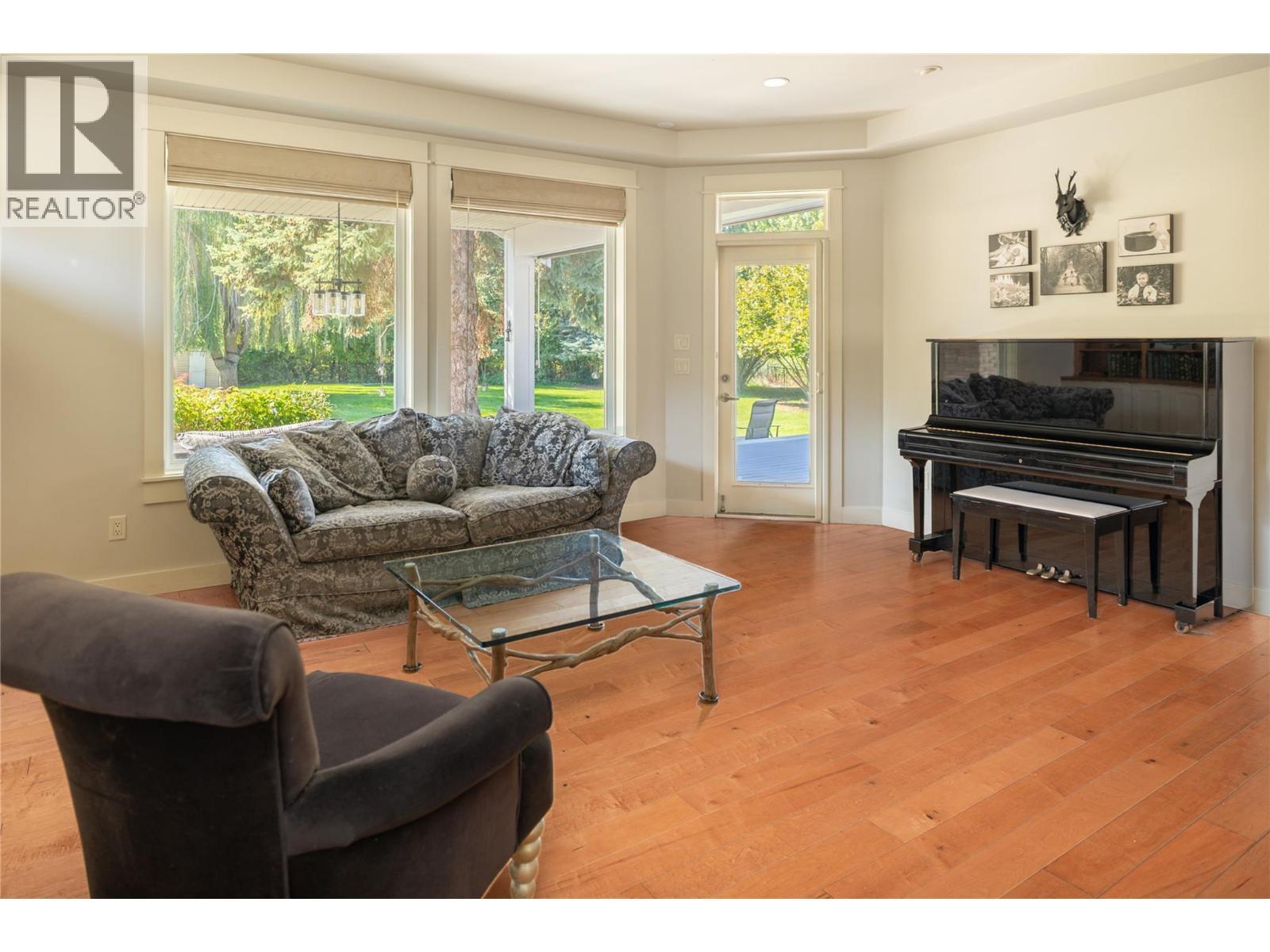 529 Knowles Road, Kelowna, BC - Indoor Photo Showing Living Room