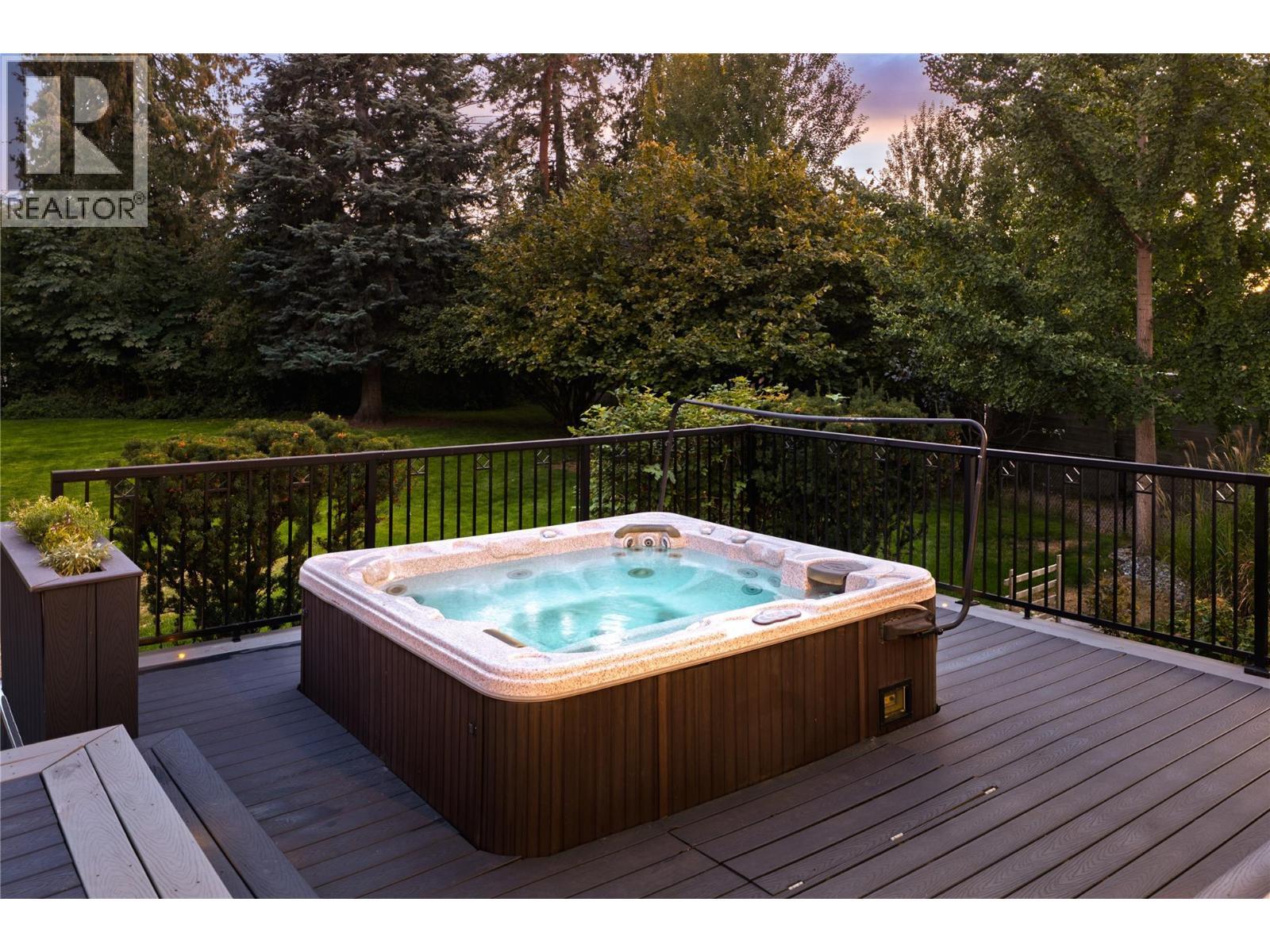 529 Knowles Road, Kelowna, BC - Outdoor With Deck Patio Veranda With Backyard