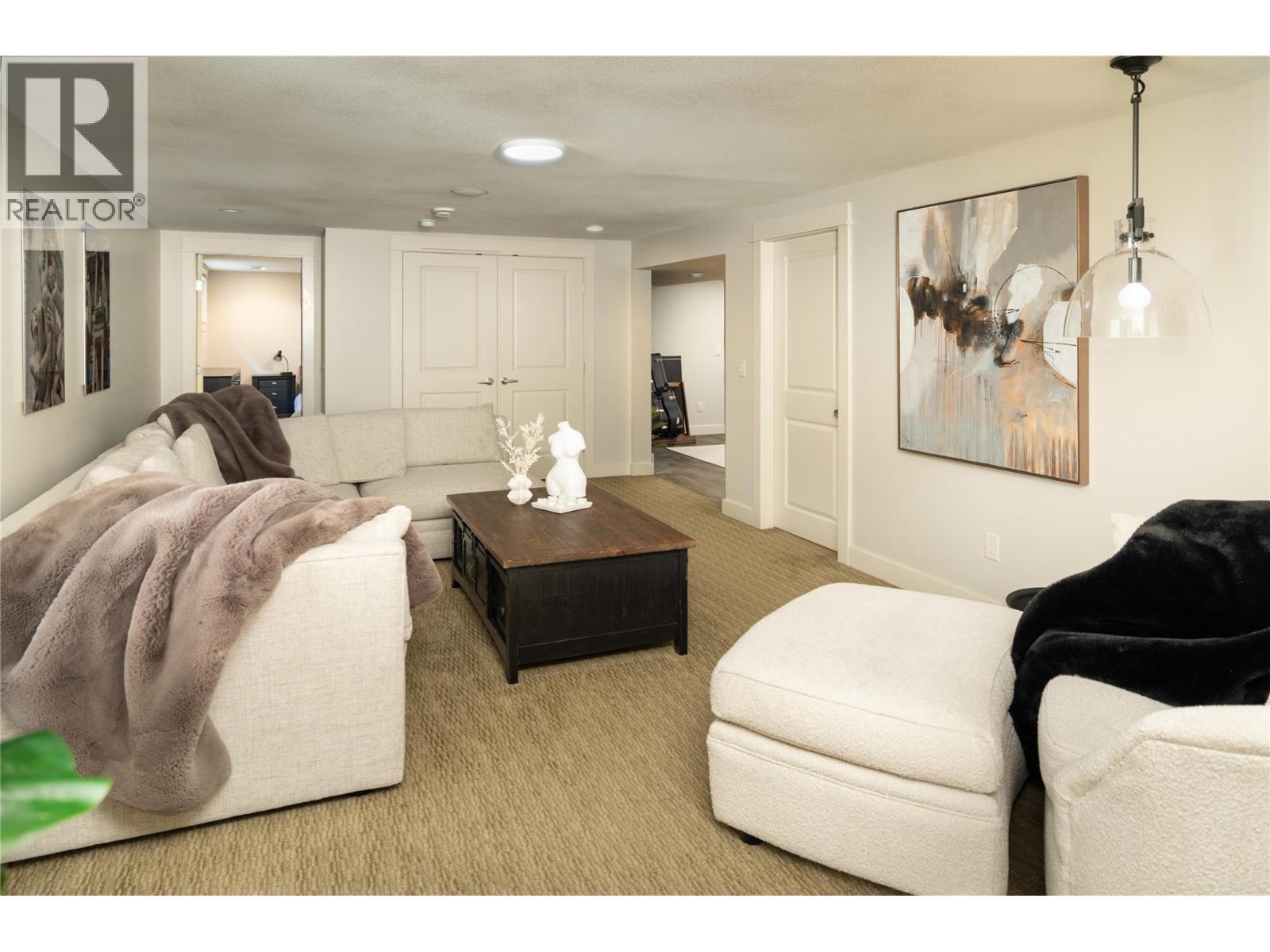 529 Knowles Road, Kelowna, BC - Indoor Photo Showing Living Room