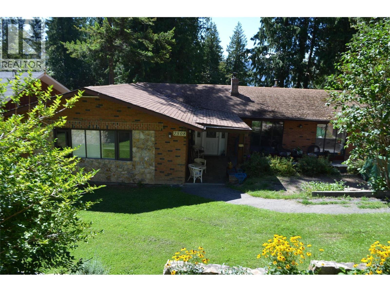 7508 Crowfoot Drive, Anglemont, BC - Outdoor