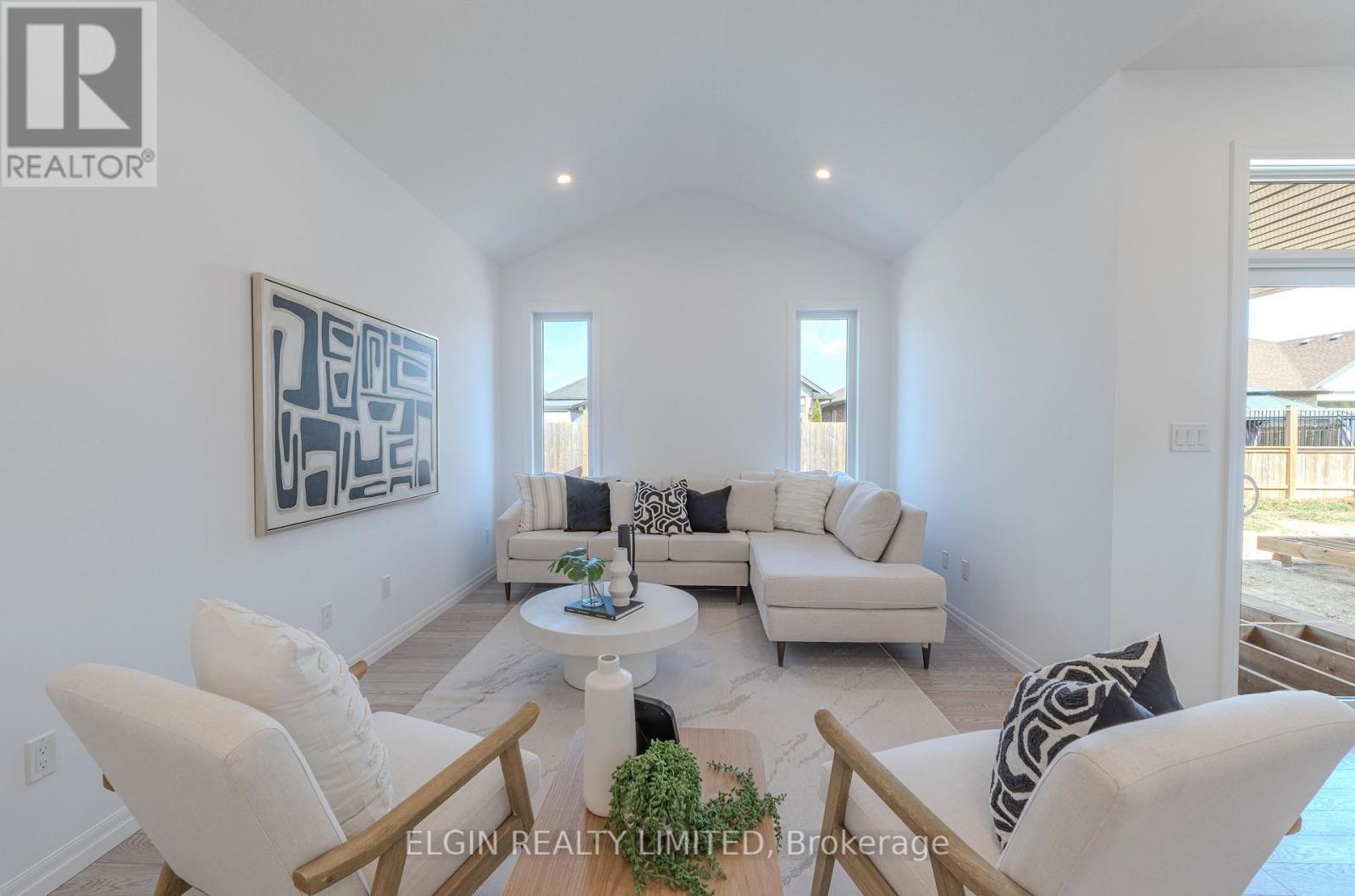 42199 Mcbain Line, Central Elgin, ON - Indoor Photo Showing Living Room
