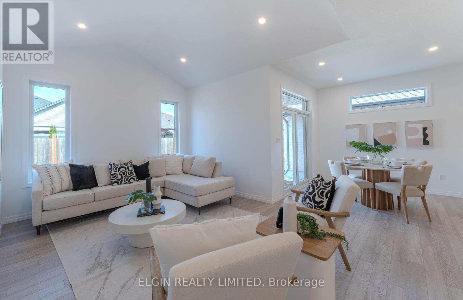 42199 Mcbain Line, Central Elgin, ON - Indoor Photo Showing Living Room