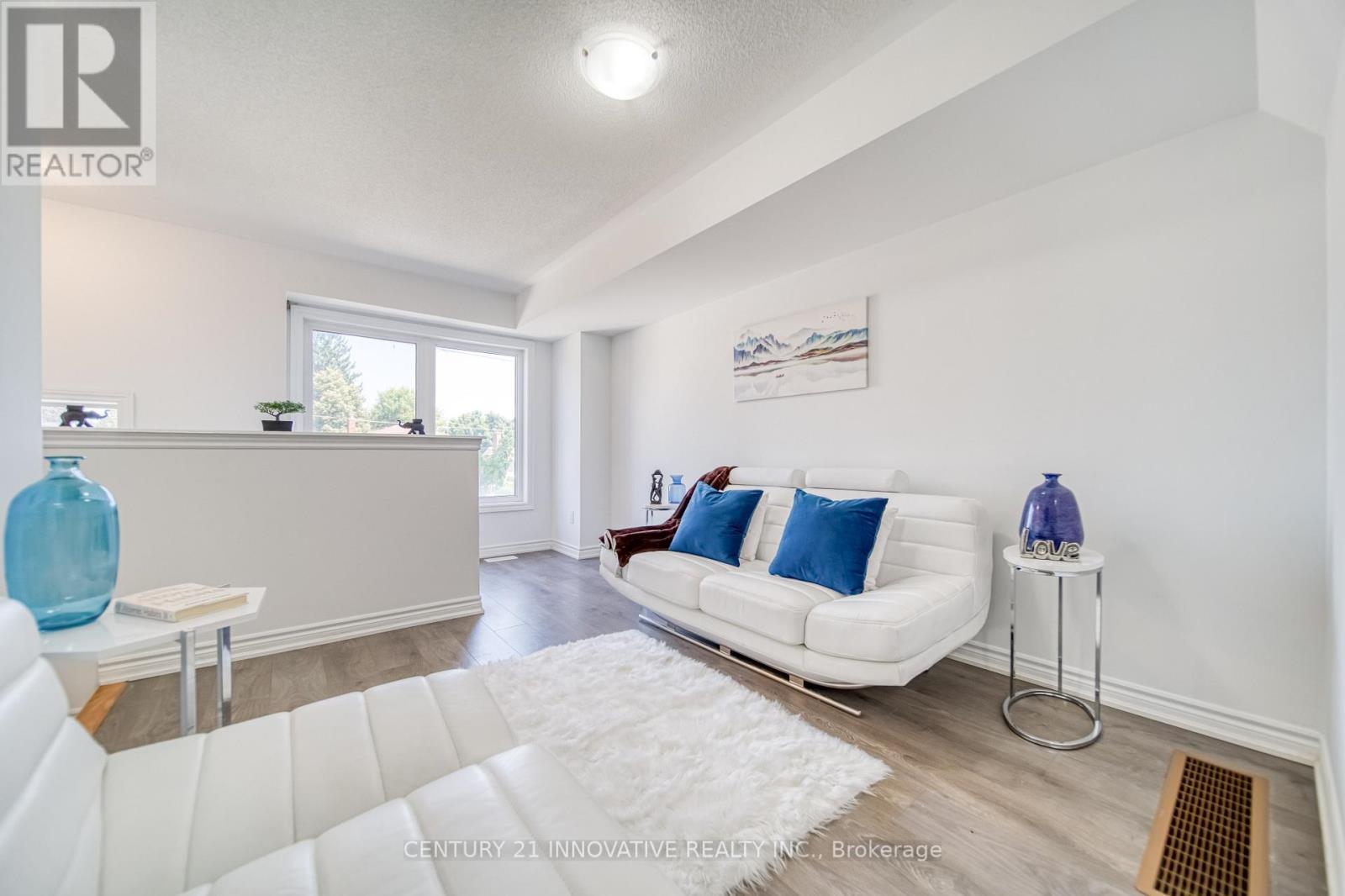 388 Okanagan Path, Oshawa, ON - Indoor Photo Showing Living Room