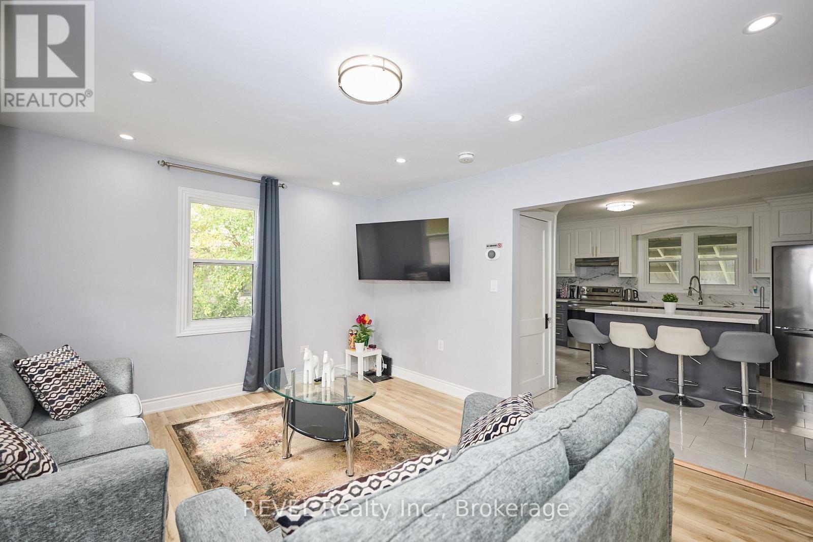 5659 Robinson Street, Niagara Falls (Dorchester), ON - Indoor Photo Showing Living Room
