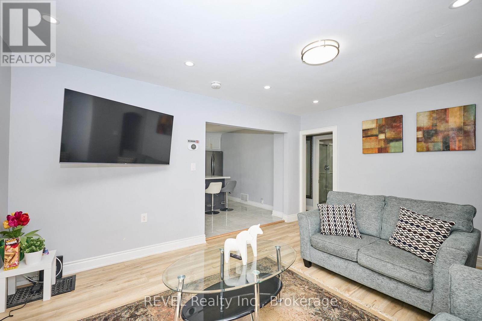 5659 Robinson Street, Niagara Falls (Dorchester), ON - Indoor Photo Showing Living Room