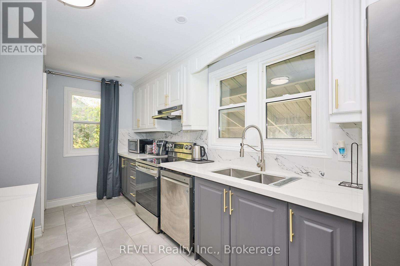 5659 Robinson Street, Niagara Falls (Dorchester), ON - Indoor Photo Showing Kitchen With Double Sink With Upgraded Kitchen