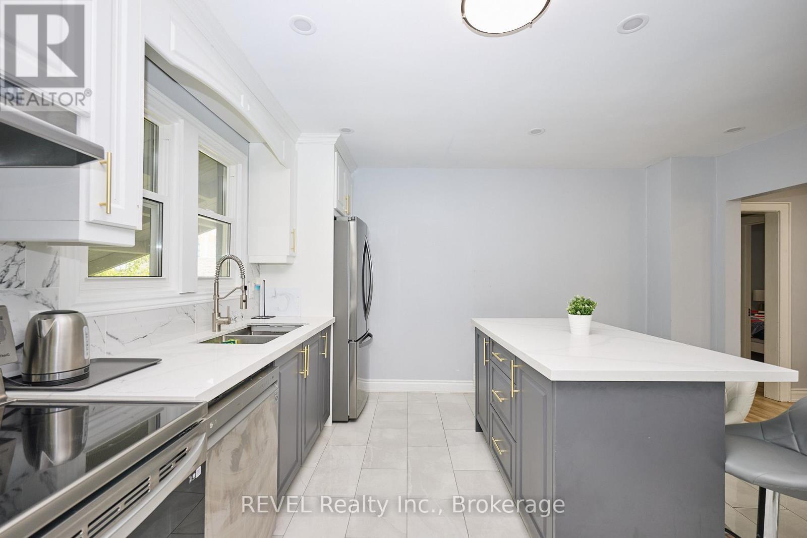 5659 Robinson Street, Niagara Falls (Dorchester), ON - Indoor Photo Showing Kitchen With Double Sink With Upgraded Kitchen