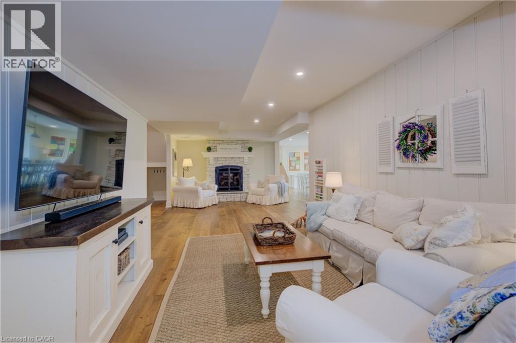 234 Concession 14 Road E, Flamborough, ON - Indoor Photo Showing Living Room