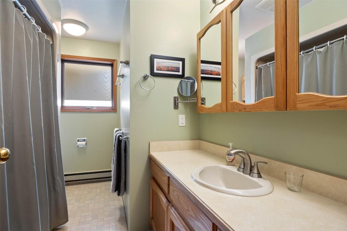 4072 Butters Road, Scotch Creek, BC - Indoor Photo Showing Bathroom