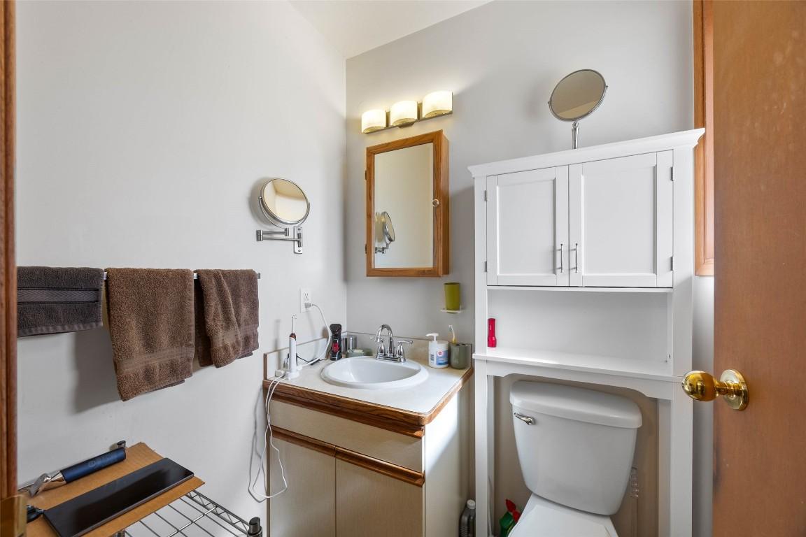4072 Butters Road, Scotch Creek, BC - Indoor Photo Showing Bathroom