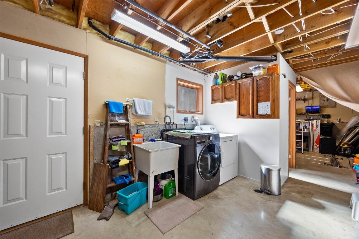 4072 Butters Road, Scotch Creek, BC - Indoor Photo Showing Laundry Room