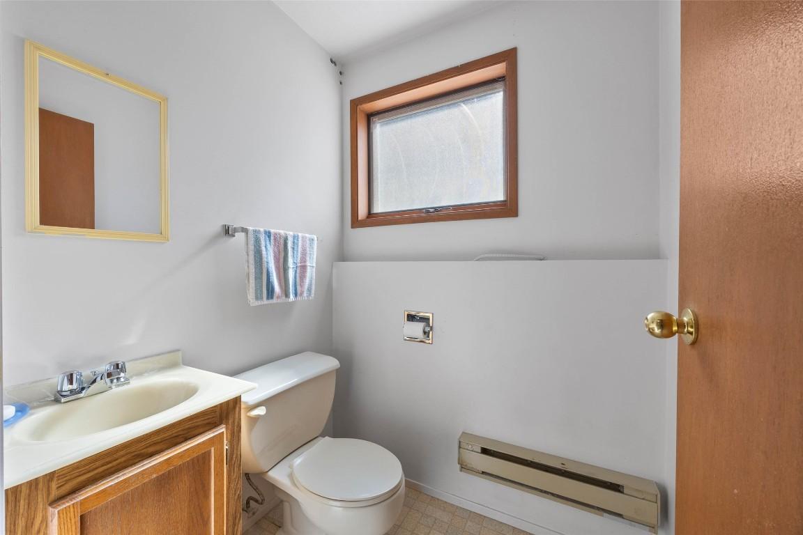 4072 Butters Road, Scotch Creek, BC - Indoor Photo Showing Bathroom