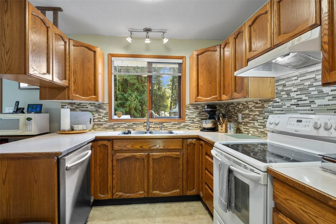 4072 Butters Road, Scotch Creek, BC - Indoor Photo Showing Kitchen With Double Sink