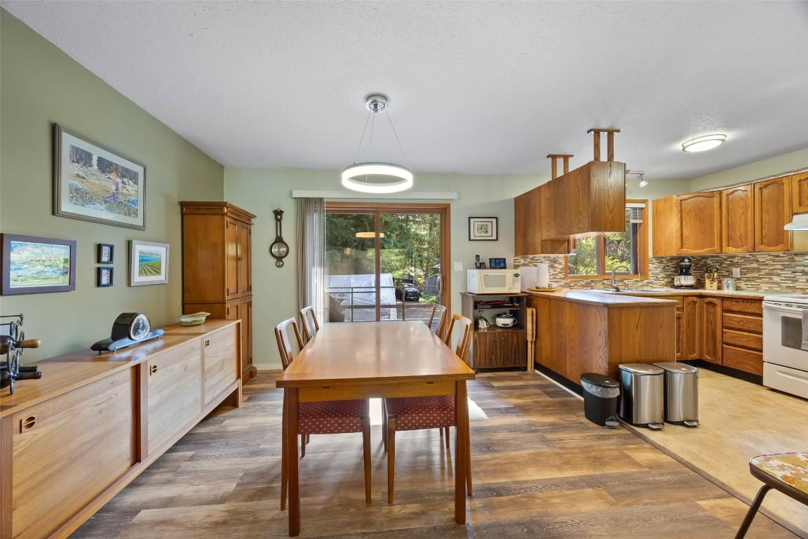 4072 Butters Road, Scotch Creek, BC - Indoor
