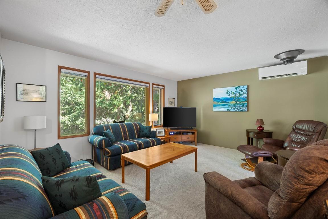 4072 Butters Road, Scotch Creek, BC - Indoor Photo Showing Living Room