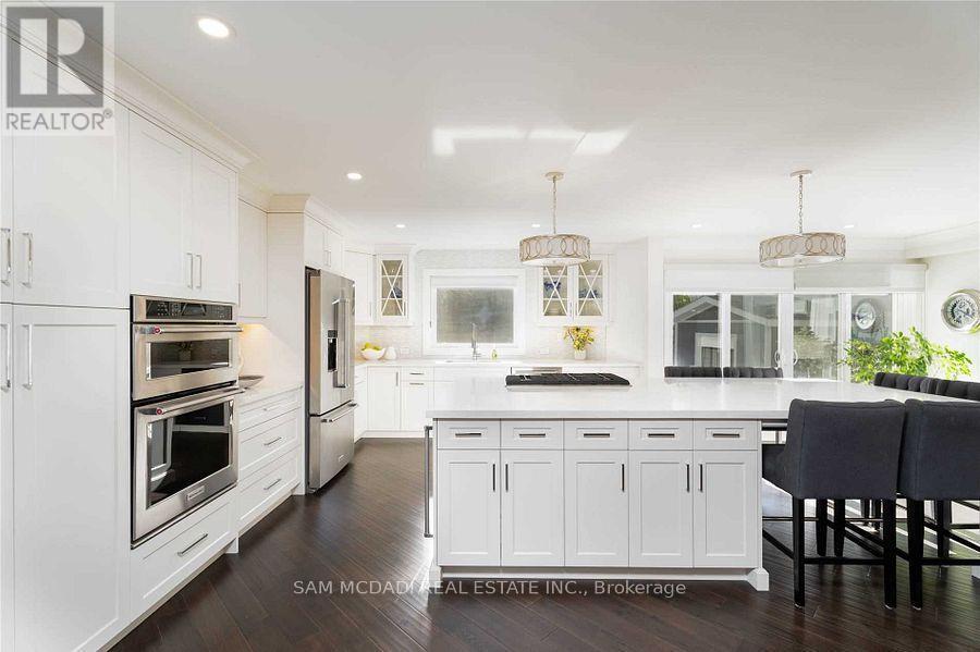 2064 Almira Court, Mississauga, ON - Indoor Photo Showing Kitchen With Upgraded Kitchen