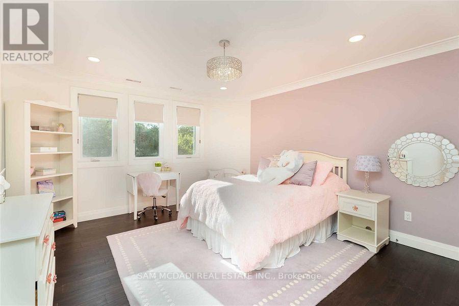 2064 Almira Court, Mississauga, ON - Indoor Photo Showing Bedroom