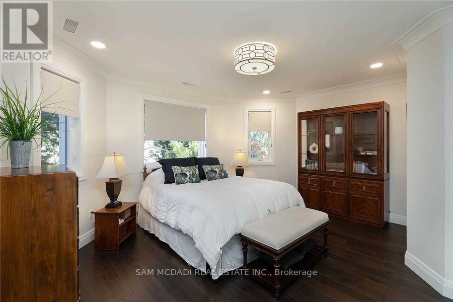 2064 Almira Court, Mississauga, ON - Indoor Photo Showing Bedroom