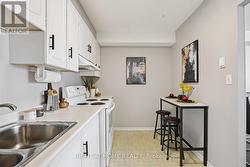 Kitchen with breakfast bar -