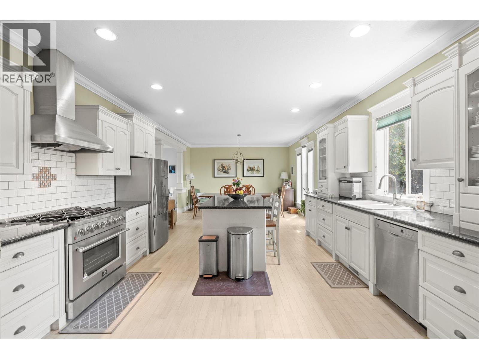 859 Mt. Bulman Place, Vernon, BC - Indoor Photo Showing Kitchen With Upgraded Kitchen