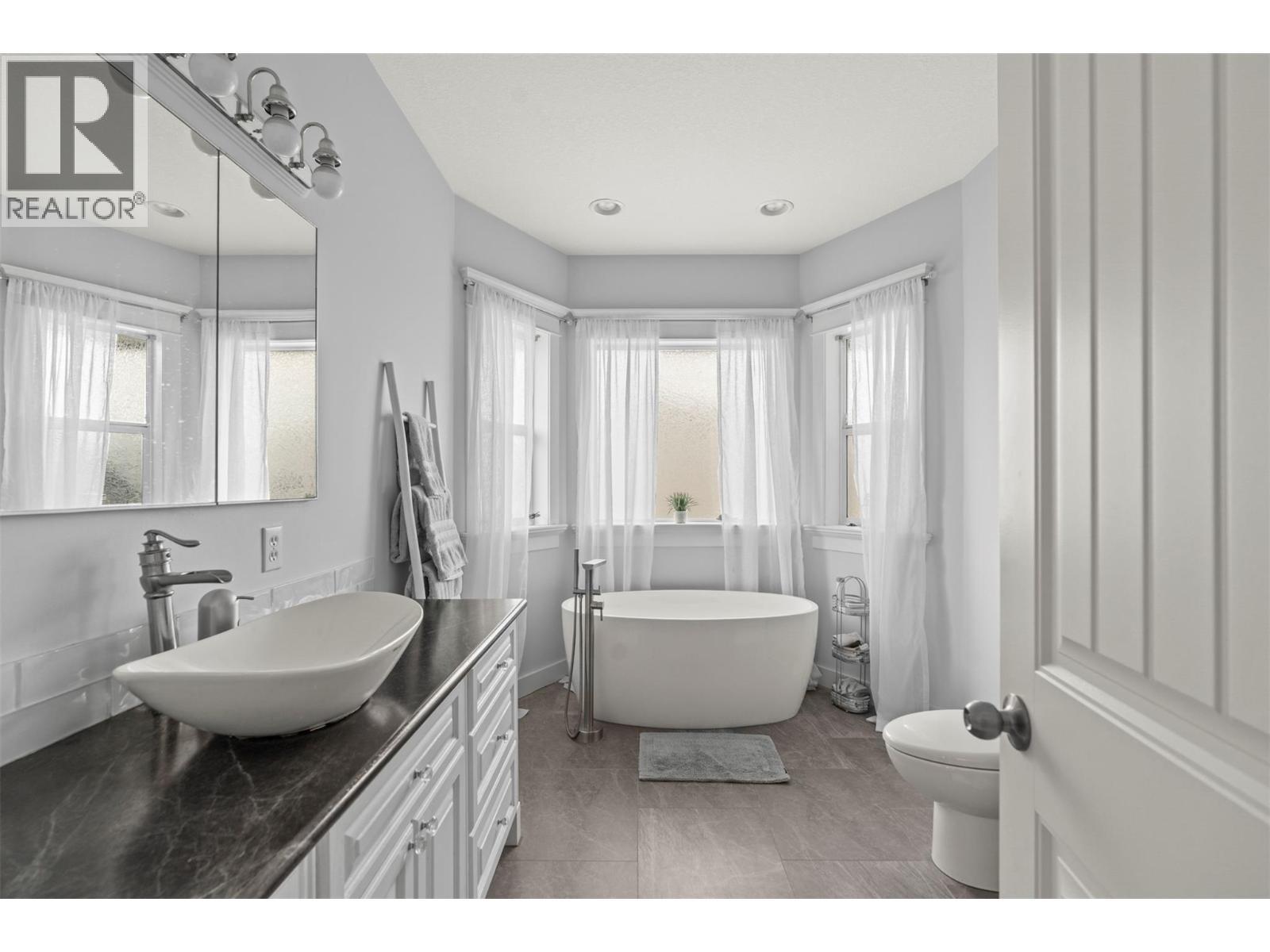 859 Mt. Bulman Place, Vernon, BC - Indoor Photo Showing Bathroom