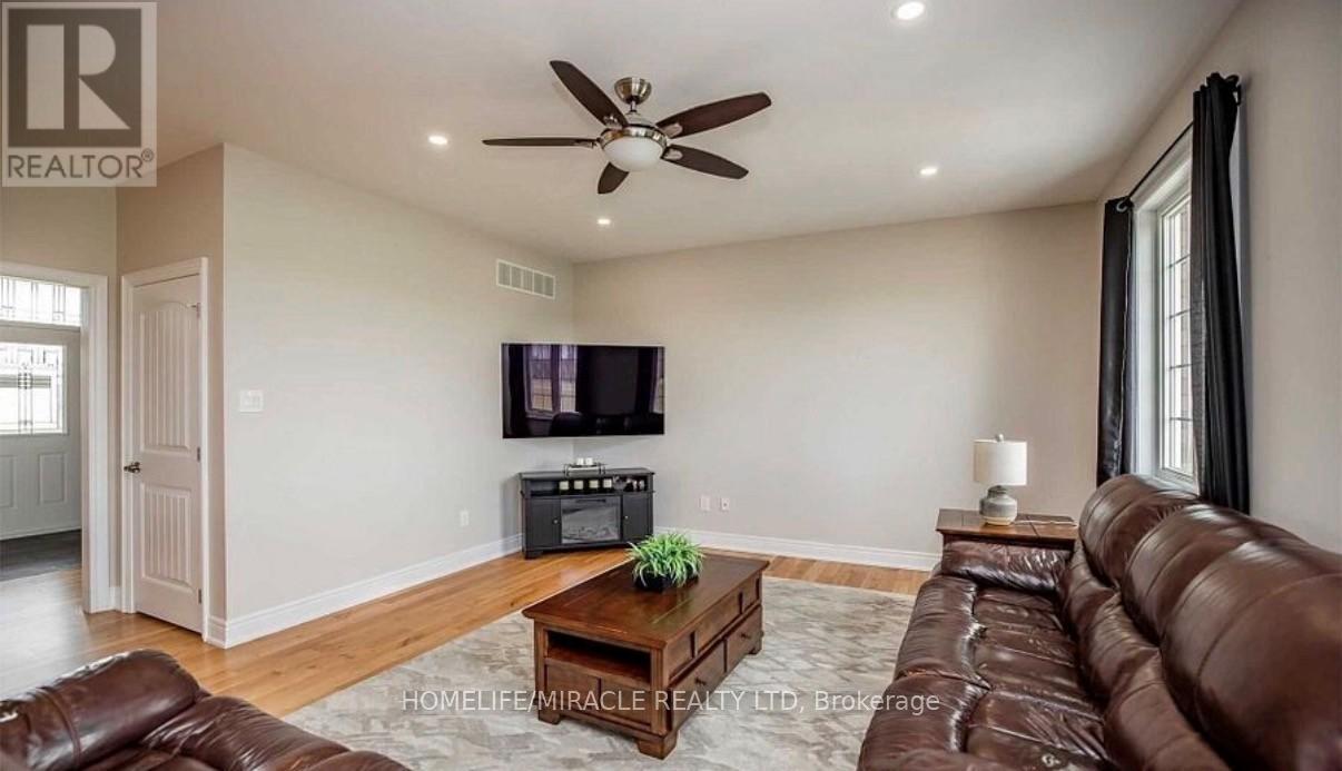 1 - 8480 Simcoe County Road, Adjala-Tosorontio, ON - Indoor Photo Showing Living Room